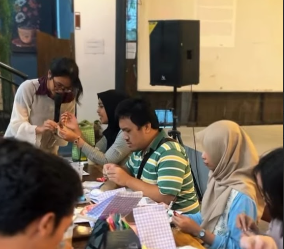 Workshop Felt Keychain di Amoora Coffee Semarang Disambut Antusias, Dorong Kreativitas Peserta